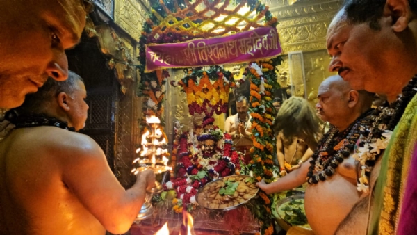 बाबा विश्वनाथ का झूला श्रृंगार