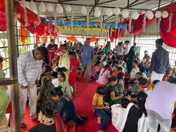 जेल में बंद भाईयों को राखी बांधतीं बहनें