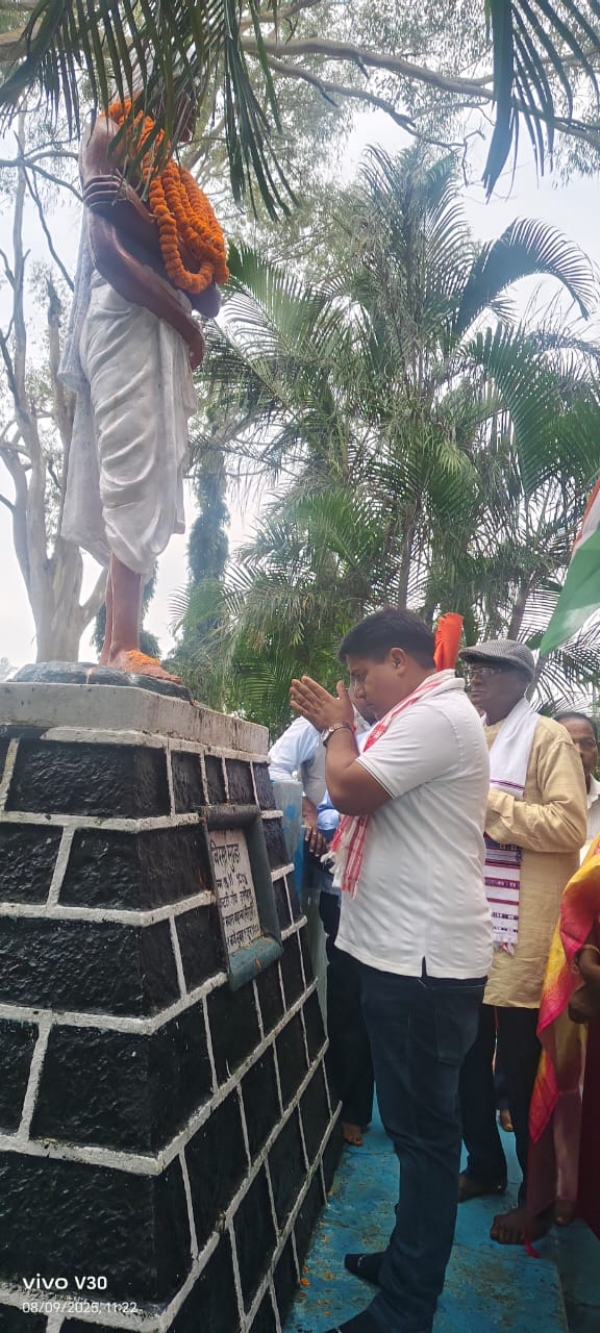 कांग्रेस ने सादगीपूर्ण्ण ढंग से मनाया आदिवासी दिवस