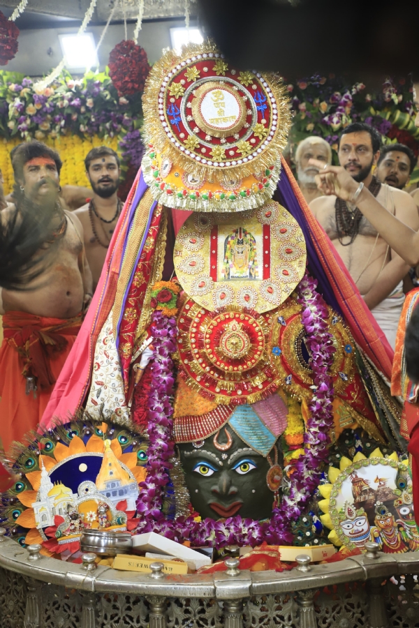 भगवान को राखी बांधी गई