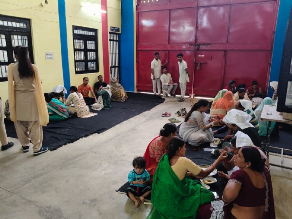 जेल में बहने राखी बाधती
