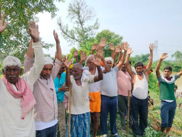 बंधी प्रखंड वाराणसी के खिलाफ गडई नदी पर प्रदर्शन करते ग्रामीण