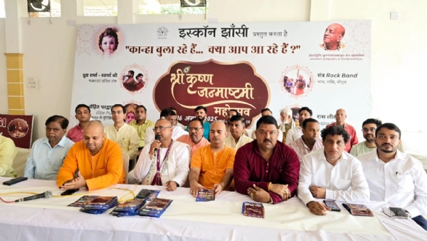 जानकारी देते इस्कॉन झांसी के अध्यक्ष ब्रजभूमि दास