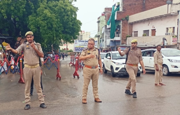 शास्त्री ब्रिज पर यातायात को नियंत्रित करते वरिष्ठ पुलिस अधीक्षक सोमेन बर्मा ।
