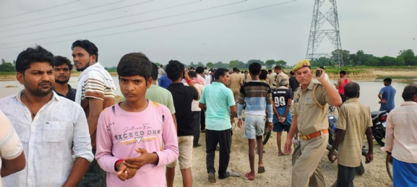 तालाब किनारे मौके पर पहुंची पुलिस और ग्रामीण