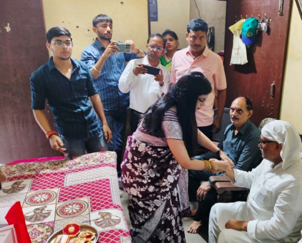 अजय राय ने बंधवाई राखी