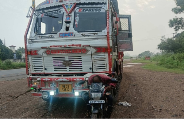 मृतक बच्ची का फाइल फोटो और ट्रक