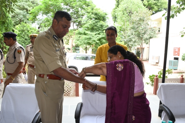 सांसद मंजू शर्मा ने बांधी पुलिस कमिश्नर और जवानों को राखी