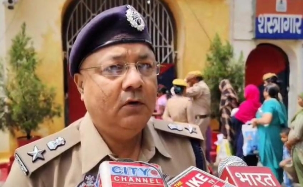 रक्षाबंधन पर जिला कारागार में बंद भाइयों की राखी बांधने पहुंची बहनों के संबंध में जानकारी देते वरिष्ठ जेल अधीक्षक आलोक सिंह।