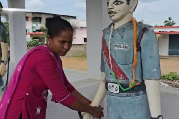 बहनें  बलीदान भाइयों की मूर्तियों पर राखी बांधती हैं