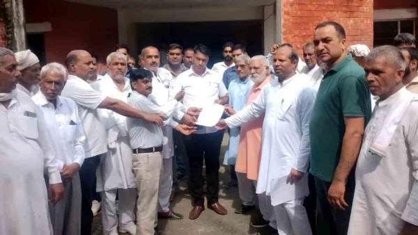 नायब तहसीलदार को ज्ञापन सौपते किसान