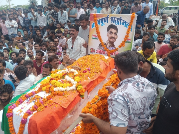 तिरंगे में लिपटा सैनिक का शव।
