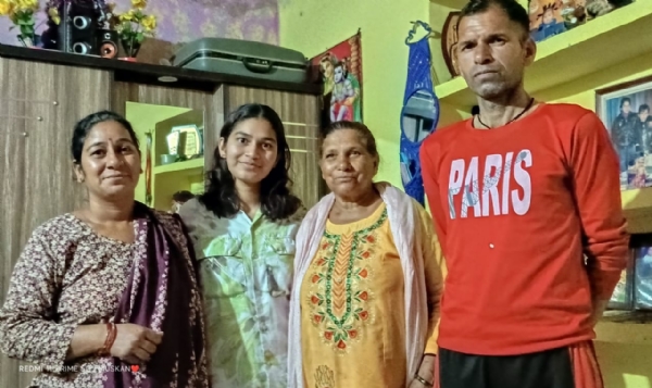 लडभड़ोल की मुस्कान अपने परिवार के साथ।