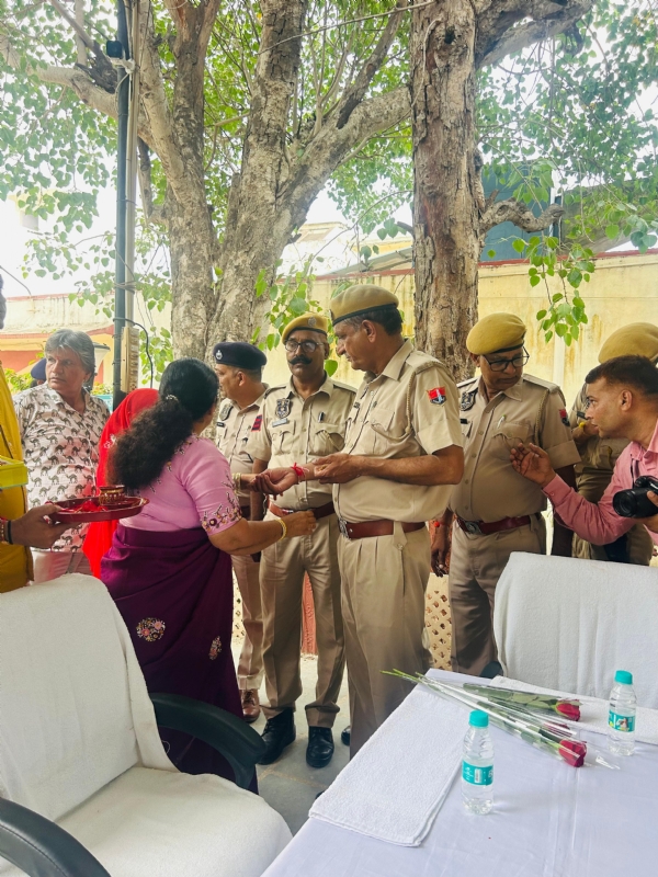 सांसद मंजू शर्मा ने बांधी पुलिस कमिश्नर और जवानों को राखी