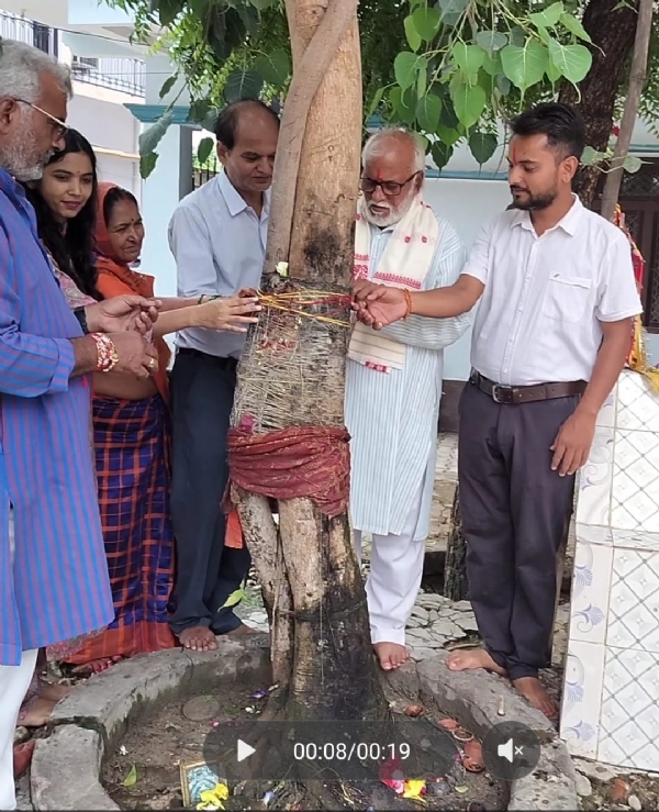 पीपल के पेड़ में रक्षा सूत्र बांधते हुए जलबिरादरी