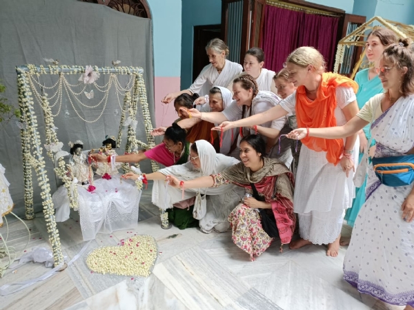 विदेशी महिलाएं कन्हैया को राखी बांधते हुए