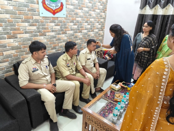 कोरबा: कुसमुंडा में प्रेरणा महिला मंडल ने पुलिसकर्मियों को बांधी राखी