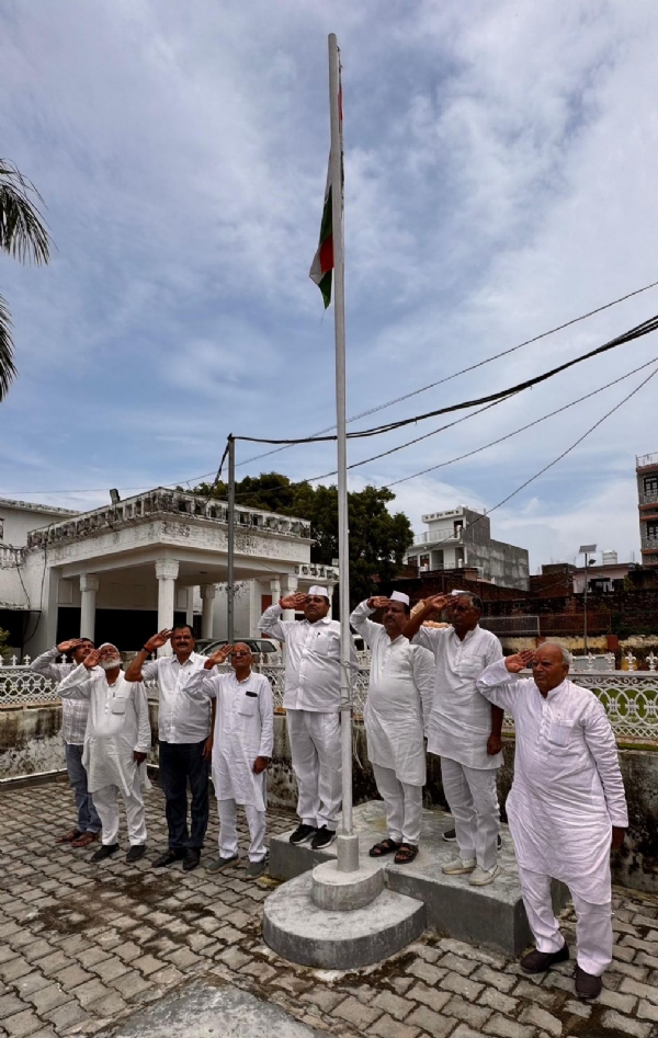 झंडे को सैल्यूट करते कांग्रेसी नेता