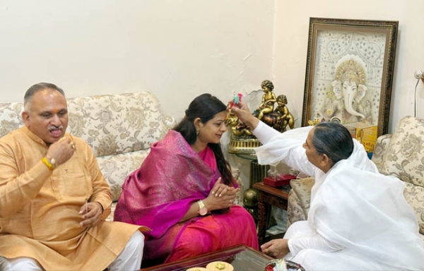 सोनीपत: पूर्व कैबिनेट मंत्री कविता जैन व  नगर निगम मेयर राजीव जैन को रक्षा सूत्र बांधते  ब्रह्मकुमारी