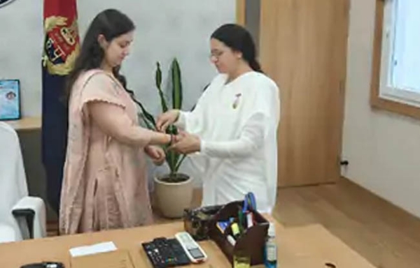 डीसीपी भारती डबास को राखी बंधते हुए
