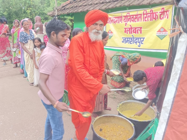 विश्व आदिवासी दिवस पर छोटा गदरा में पौधा एवं भोजन वितरण