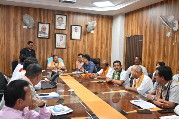 असमः जनता भवन में बोड़ो लोक नृत्य बागरुम्बा के वृहद कार्यक्रम की तैयारियों को लेकर चर्चा करते मंत्री बिमल बोरा