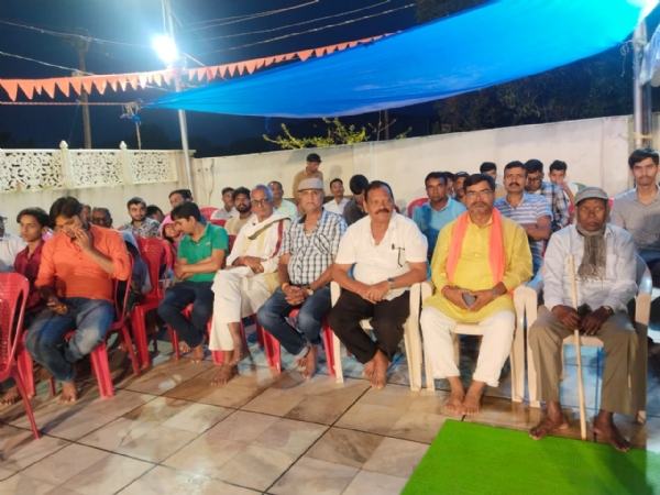 आरती में शामिल श्रद्धालुओं की तस्वीर