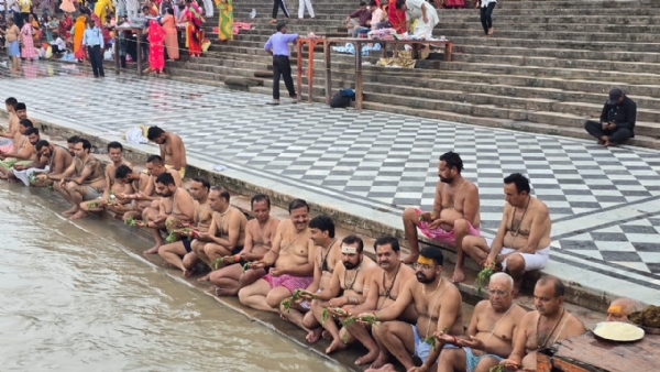तीर्थ पुरोहितों का हिमाद्रि संकल्प स्नान
