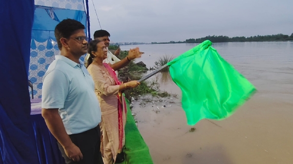 हरी झंडी दिखाकर मेडिकल बोट (बोट एबूलेंस) का शुभारंभ करतीं अपर जिला अधिकारी वित्त एवं राजस्व ममता मालवीय व अन्य अधिकारी।