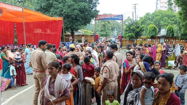 सलाखो के बीच बंधा रिश्ता: जेल में बंद भाइयों की कलाई पर राखी बांधने पहुंची बहनों की आंखें हुई नम*