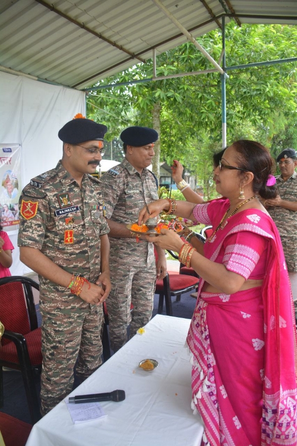रक्षाबंधन पर सीआरपीएफ जवानों के साथ बहनों ने बाँधी रक्षा-सूत्र ।