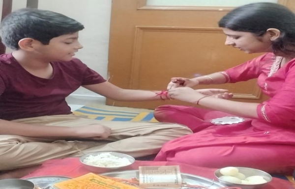 नारनौल में बहन अपने भाई को रक्षासूत्र बांधते हुए।