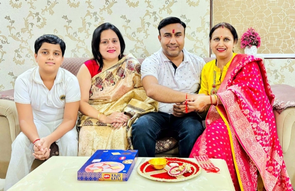 बहन से राखी बंधवाते ग्रीवेंस कमेटी के सदस्य पवन यादव।