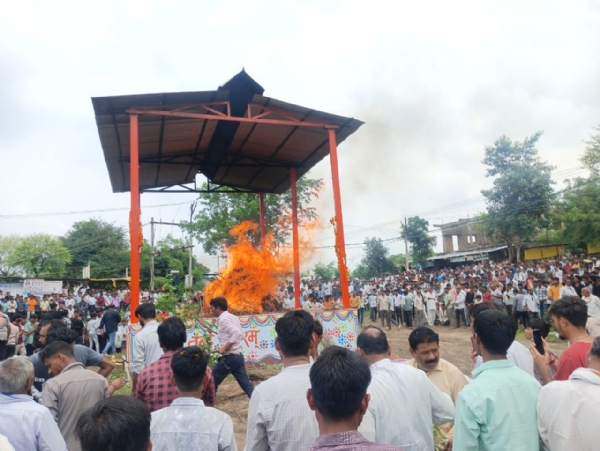 परिजनों ने दी मुखाग्नि।