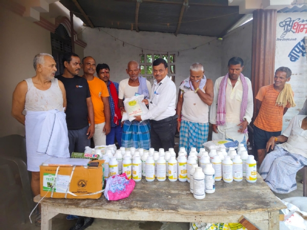 बीज व उपादान वितरण करते कृषि समन्वयक
