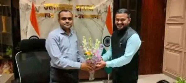 रुड़की के संयुक्त मजिस्ट्रेट डीएम से मिलते हुए