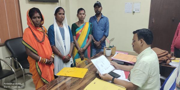 बिरहोर परिवार की जमीन पर ग्रामीणों ने किया कब्जा, सीओ करेंगे कार्रवाई