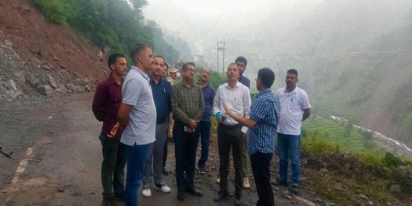 डीसी कठुआ ने बसोहली-बनी मार्ग पर जारी राहत कार्यों का किया निरीक्षण