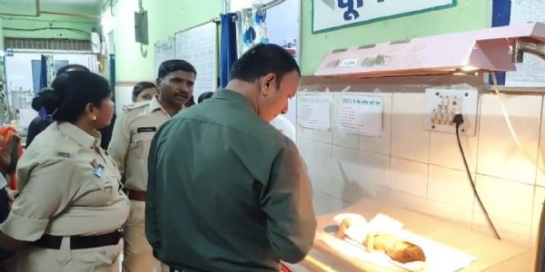 छत्तीसगढ़ के धमतरी जिले के भेंड्री गांव में सड़क किनारे धमेला में मिला नवजात शिशु