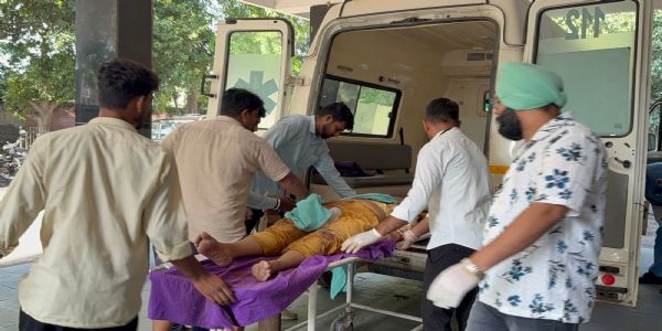 हिसार : राष्ट्रीय राजमार्ग पर अनियंत्रित कार गड्ढों में गिरी,चालक की मौत, पत्नी गंभीर