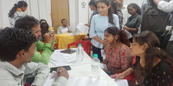रोजगार मेला में पहुंचे युवा, शासकीय योजनाओं के बारे में ली जानकारी