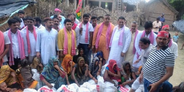 कन्नौज: सांसद अखिलेश यादव ने भेजी राहत सामग्री, ट्रैक्टर पर लादकर बाढ़ प्रभावित लोगों तक पहुंचे सपाई