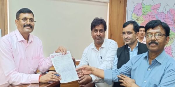 मंडलायुक्त से मिला उप्र मान्यता प्राप्त पत्रकार समिति का प्रतिनिधि मंडल