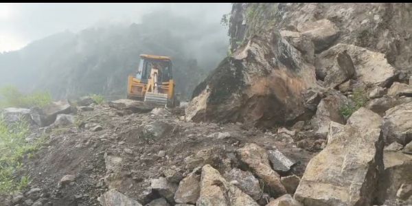 सिरमौर में भूस्खलन से अब भी 62 सड़कें बंद, लोक निर्माण विभाग को 92 करोड़ का नुकसान