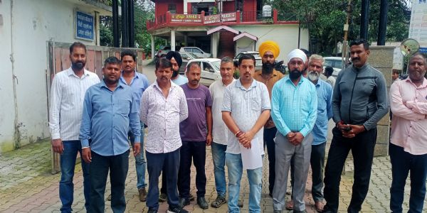 नाहन में टैक्सी यूनियन ने डीसी को सौंपा ज्ञापन, अवैध टैक्सियों पर कार्रवाई की मांग