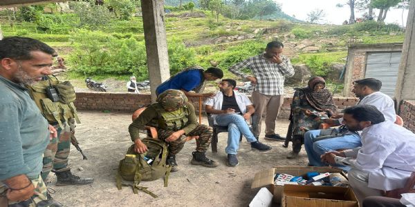 पुंछ में हुए भीषण भूस्खलन के बाद भारतीय सेना और नागरिक प्रशासन ने राहत सामग्री पहुँचाई
