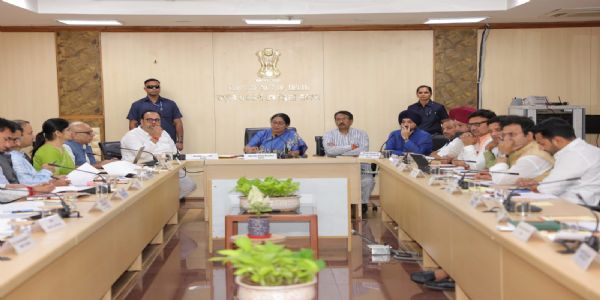 पूर्वी दिल्ली लोकसभा क्षेत्र की विकास योजनाओं पर समीक्षा बैठक, मुख्यमंत्री ने कार्यों में तेजी के निर्देश