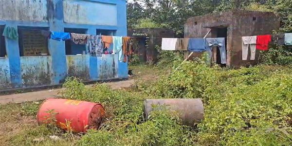 आसनसोल : स्कूल भवन में मजदूरों का डेरा होने से पढ़ाई ठप, प्रधानाचार्य पर लगे गंभीर आरोप