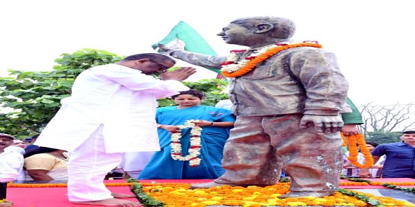 मुख्यमंत्री ने पूर्व विधायक दिवंगत दुर्गा सोरेन को दी श्रद्धांजलि