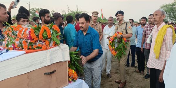 शहीद जवान का घर पहुंचा शव, उमड़ा जनसैलाब